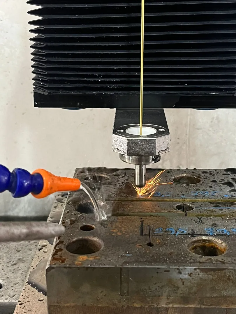 Sertel Makina - Tel Erozyon, Hızlı Delik Delme ve CNC Tel Erezyon, Plastik Enjeksiyon, Kesme ve Delme Kalıp İmalatı, Extrüzyon Kalıp İmalatı, Hızlı Delik Delme, alanlarında hizmet vermektedir.
